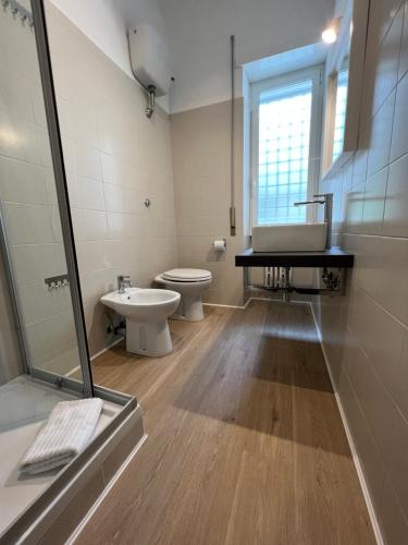 ein Bad mit einem WC, einem Waschbecken und einer Dusche in der Unterkunft Appartamento Millelire in Rom