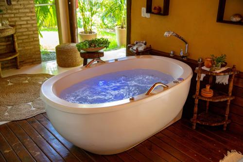 Cette chambre dispose d'une baignoire. dans l'établissement Paraíso Ecológico Pousada & SPA, à Arraial d'Ajuda