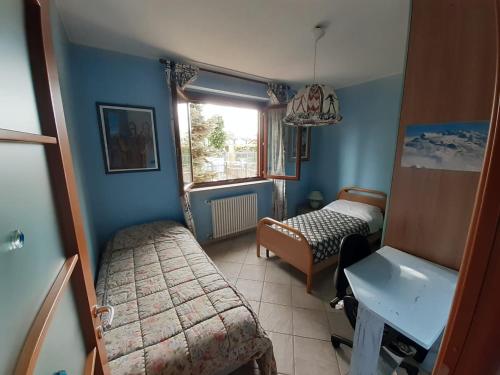 Camera piccola con letto e finestra di Stanza nel verde a 14km da Torino a La Loggia