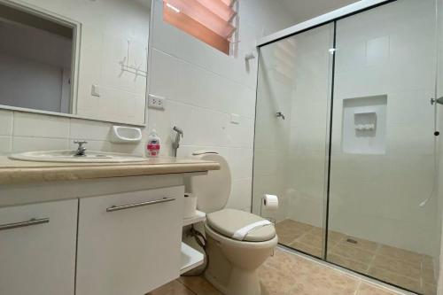 a bathroom with a toilet and a glass shower at Comodisimo y Céntrico - Netflix in Santa Cruz de la Sierra