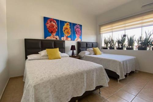 een slaapkamer met 2 bedden en een raam bij Comodisimo y Céntrico - Netflix in Santa Cruz de la Sierra