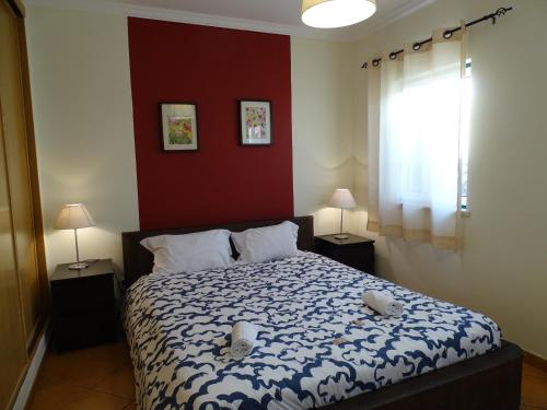 米爾豐特什新鎮的住宿－CASA DOS 2 PÁTIOS by Stay in Alentejo，一间卧室配有一张床、两盏灯和一个窗户。