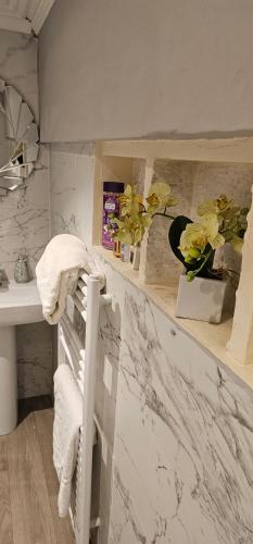 baño con encimera de mármol y toalla en Oxford Road Apartment en Reading