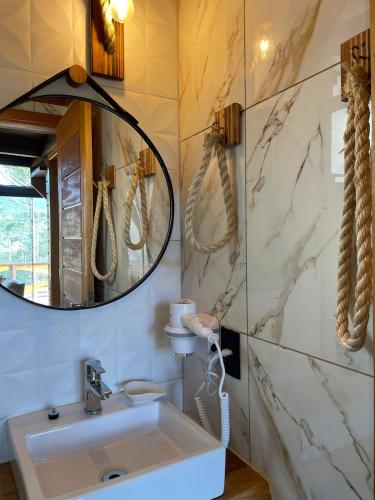 a bathroom with a sink and a mirror at Pousada Recanto da Neve in Urubici