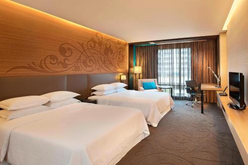 pokój hotelowy z 2 łóżkami i telewizorem w obiekcie Four Points by Sheraton Bangkok, Sukhumvit 15 w mieście Bangkok