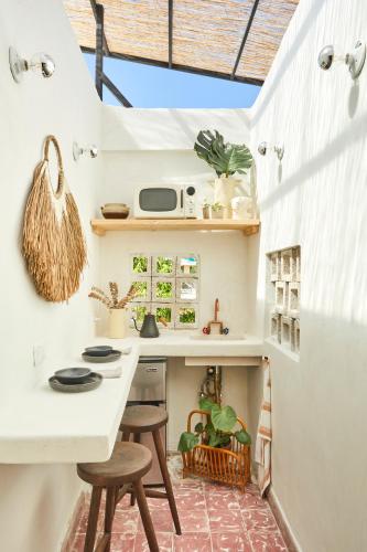 a small kitchen with a table and two stools at DADA JAJA by DW in San Juan