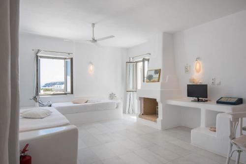 サンタ・マリアにあるAeraki Villasの白い部屋(ベッド2台、テレビ付)