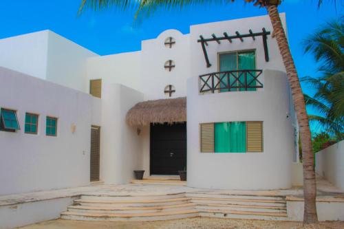 a white house with a palm tree in front of it at Salamina Luxury private house in Uaymitun