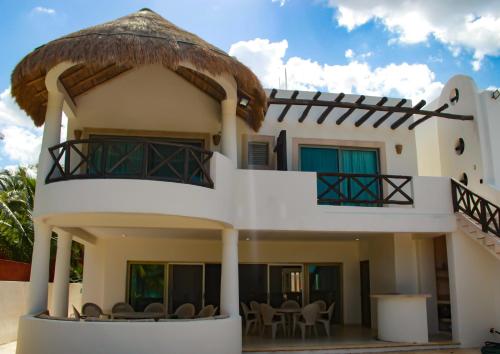 a large white house with a thatched roof at Salamina Luxury private house in Uaymitun