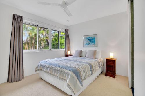 una camera da letto bianca con un letto e una finestra di 19 Peregian Court Resort a Peregian Beach