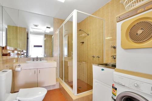 un bagno con wc, lavandino e doccia di 19 Peregian Court Resort a Peregian Beach