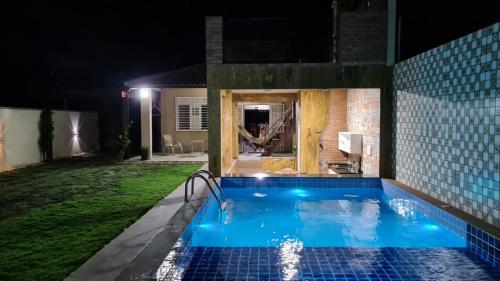 una piscina en un patio por la noche en Pé na Areia, en Itapipoca