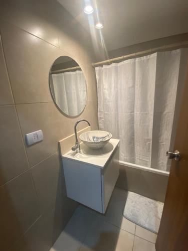 uma casa de banho com um lavatório e um espelho em ARKA Classy Apartments em Buenos Aires