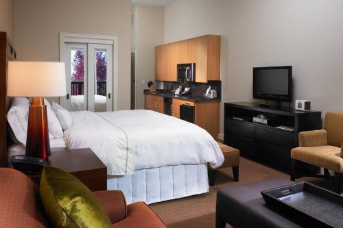 Кровать или кровати в номере The Westin Verasa Napa