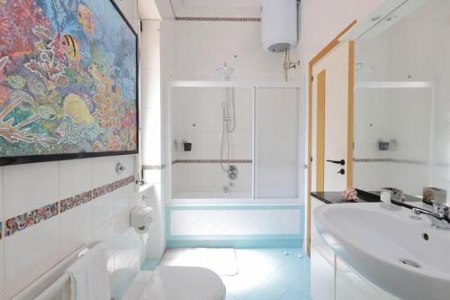 W łazience znajduje się umywalka, toaleta i prysznic. w obiekcie Franco's house Sorrento w Sorrento