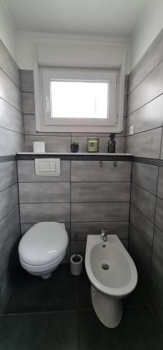a bathroom with a toilet and a sink at Appartement cosy in Richemont