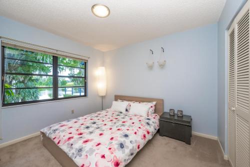 a bedroom with a bed and a window at Mount Dora - Lake Jem in Mount Dora