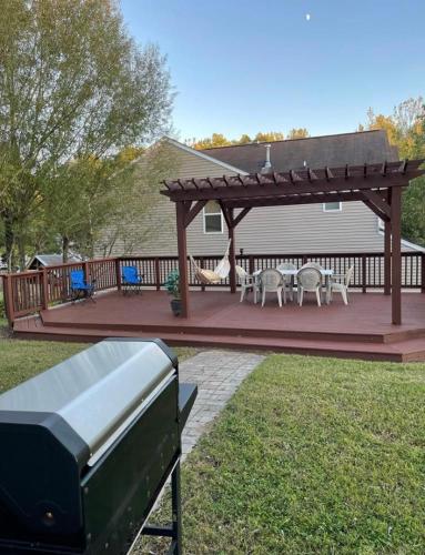 eine Holzterrasse mit einem Pavillon und einem Grill in der Unterkunft Private Bed and Bath in Charlotte in Charlotte