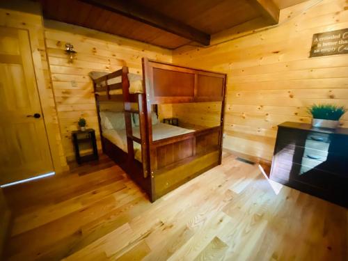 a bedroom with a bunk bed in a log cabin at Lakeview Cabin in The Hideout in Lake Ariel