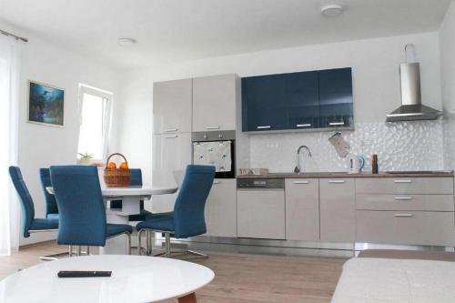 Apartments with parking space Kastel Kambelovac, Kastela - 21372