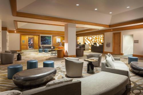 un vestíbulo de hotel con sofás, mesas y sillas en The Westin Tampa Waterside, en Tampa