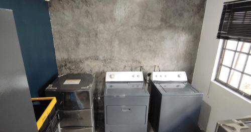 2 lavadoras y secadoras en una pequeña cocina en Casa Corazon, en Guadalajara
