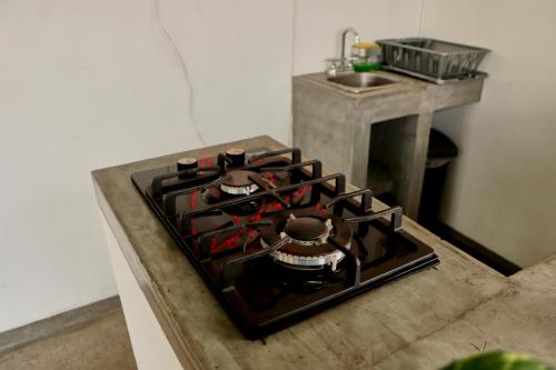 a stove in a kitchen next to a sink at Casa Nomada Tuxtla Hotel - Hostal in Tuxtla Gutiérrez