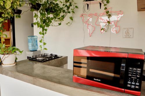 a red microwave sitting on top of a counter at Casa Nomada Hotel - Hostal in Tuxtla Gutiérrez