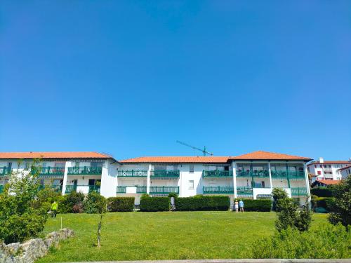 an apartment building with a lawn in front of it at Hendaya vistas increíbles in Hendaye