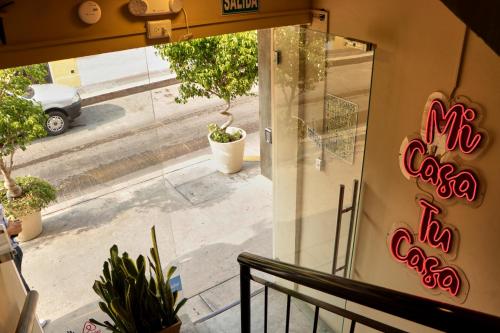 a window of a restaurant with a view of a street at Casa Nomada Tuxtla Hotel - Hostal in Tuxtla Gutiérrez