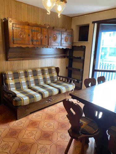 a living room with a couch and a table at BLU Appartament in Montoso