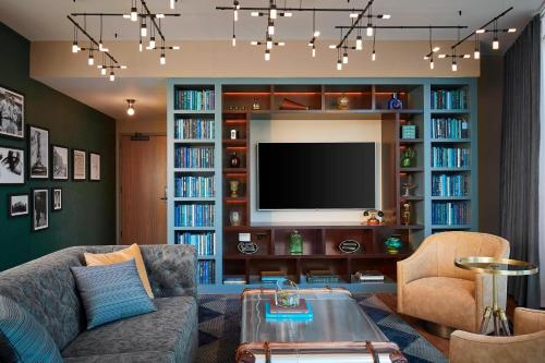 Μια τηλεόραση ή/και κέντρο ψυχαγωγίας στο Hotel Zachary, Chicago, a Tribute Portfolio Hotel