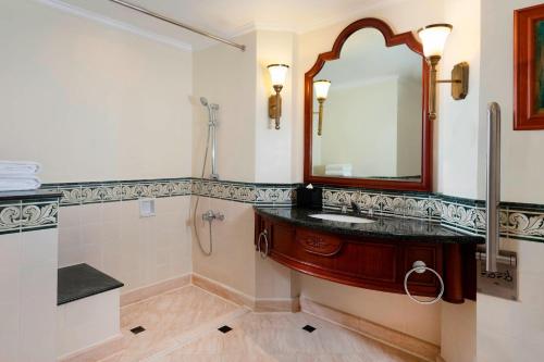 bagno con lavandino e specchio di Sheraton Hanoi Hotel a Hanoi