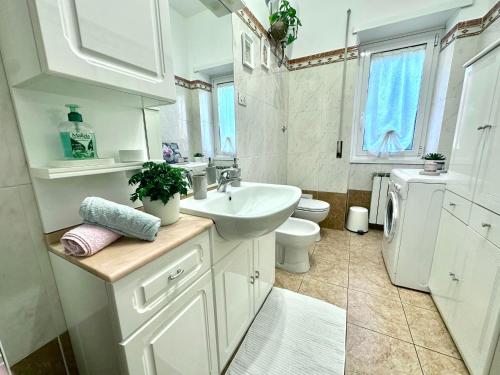 ローマにあるMAX Apartmentの白いバスルーム(洗面台、トイレ付)