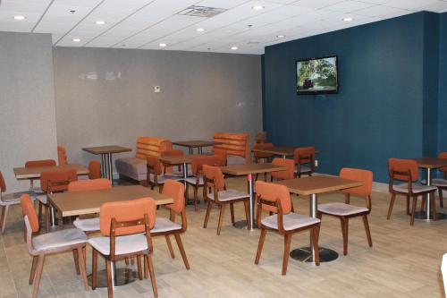 a dining room with tables and chairs at Holiday Inn Baton Rouge-South by IHG in Baton Rouge
