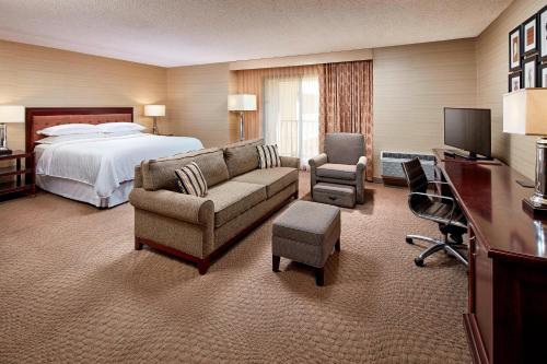 Sheraton San Joseにあるテレビまたはエンターテインメントセンター