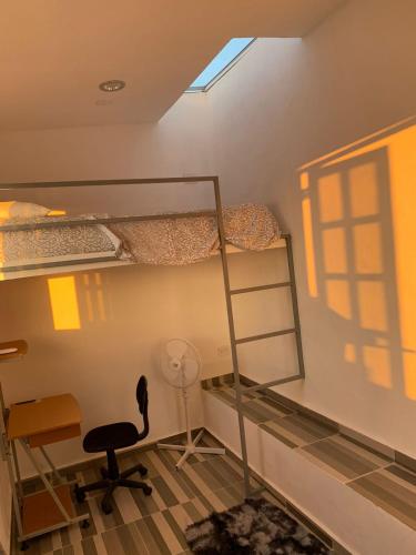 una stanza con due letti a castello e una sedia di Habitación, Terraza, AC, Wi-Fi a Cancún