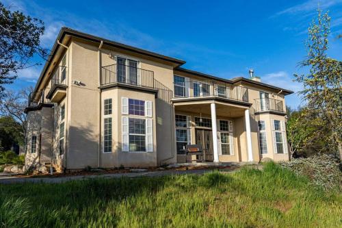 a large house with a large front yard at Yosemite South Presidential Mansion in Coarsegold