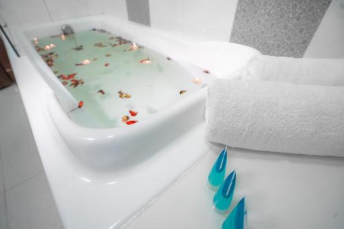 Bathroom sa العاصمة للشقق الفندقية - Capital Hotel Apartments
