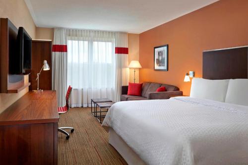um quarto de hotel com uma cama e uma televisão em Four Points by Sheraton Moncton em Moncton