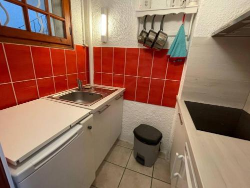 - une petite cuisine avec évier et poubelle dans l'établissement Studio cabine à 200m de la plage, balcon, parking, TV, lave-linge, 4 couchages - Argelès-sur-Mer - FR-1-225-782, à Argelès-sur-Mer