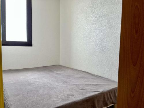 - un coin de chambre avec un lit dans l'établissement Studio 4 pers, 150m Mer, Clim, Terrasse, Parking, Ascenseur - Argelès-sur-Mer - FR-1-225-783, à Argelès-sur-Mer