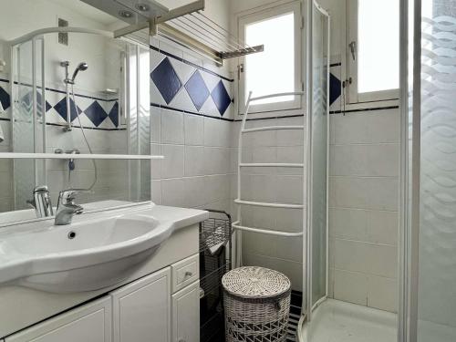 une salle de bain avec un lavabo et une douche dans l'établissement Appartement 3 pièces, 6 personnes, vue montagne, à 500m de la mer, parking, animaux admis - FR-1-225-780, à Argelès-sur-Mer