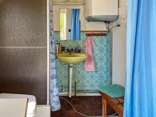 La salle de bains est pourvue d'un lavabo et d'un miroir. dans l'établissement Holiday home Kristinehamn VI, à Kristinehamn