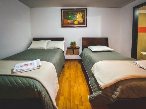 Habitación con 2 camas en una habitación en Hotel El Molino, en Facatativá