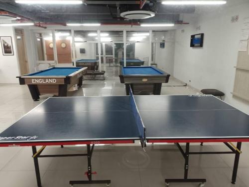 a room with three ping pong tables in it at Apto con vista panoramica al nevado del ruiz y del tolima in Ricaurte