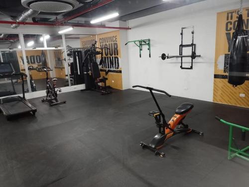 a gym with several exercise equipment in a room at Apto con vista panoramica al nevado del ruiz y del tolima in Ricaurte