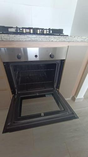 an oven with the door open in a kitchen at Apto con vista panoramica al nevado del ruiz y del tolima in Ricaurte