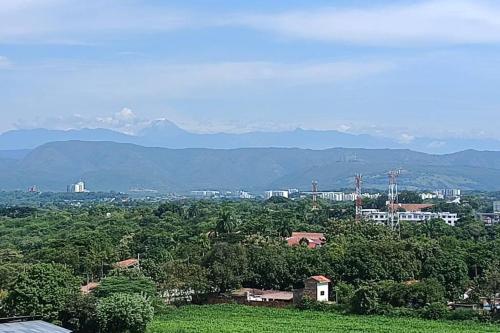 a view of a city with mountains in the background at Apto con vista panoramica al nevado del ruiz y del tolima in Ricaurte