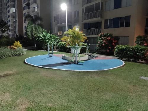 a roundabout in a yard in front of a building at Apto con vista panoramica al nevado del ruiz y del tolima in Ricaurte